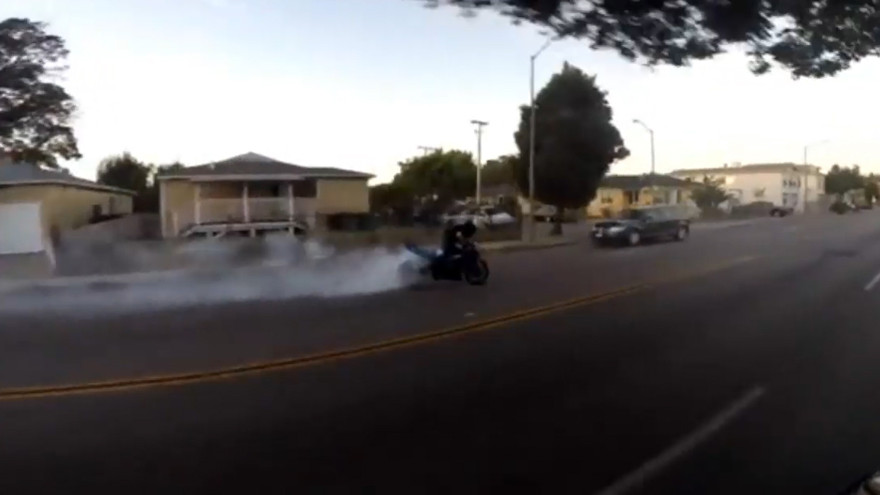 Chạy xe mô tô kiểu coi thường mạng sống