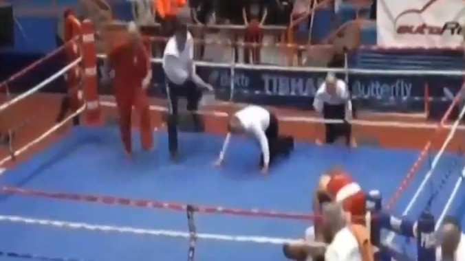 Bị xử thua, võ sĩ đấm gục trọng tài