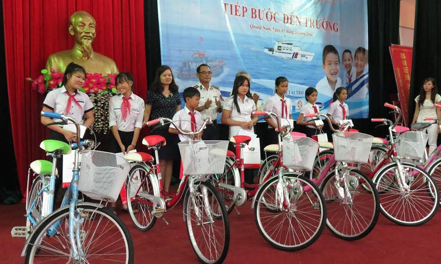 Các em học sinh vùng biển học giỏi vượt khó nhận quà.