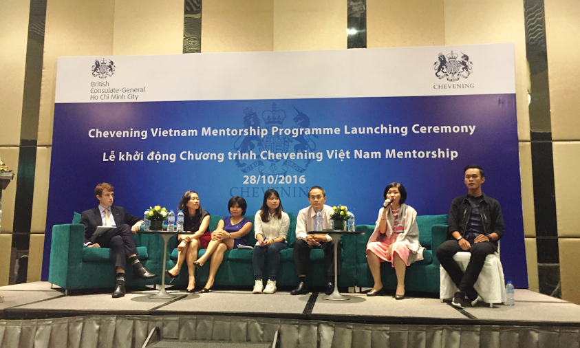 Các khách mời chia sẻ với các sinh viên về Chương trình cũng như việc phát triển sự nghiệp trong tương lai.