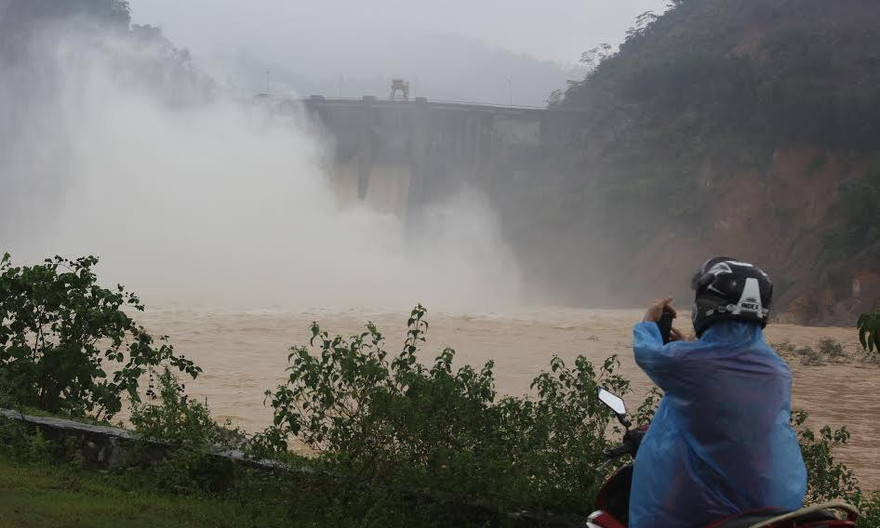Người dân quay phim, chụp ảnh tố thủy điện Hố Hô, Nghệ An xả lũ bất ngờ và lưu lượng lớn.