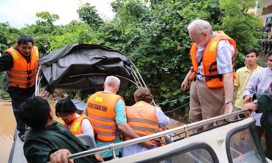 Ông Lê Minh Ngân chỉ huy tại hiện trường.