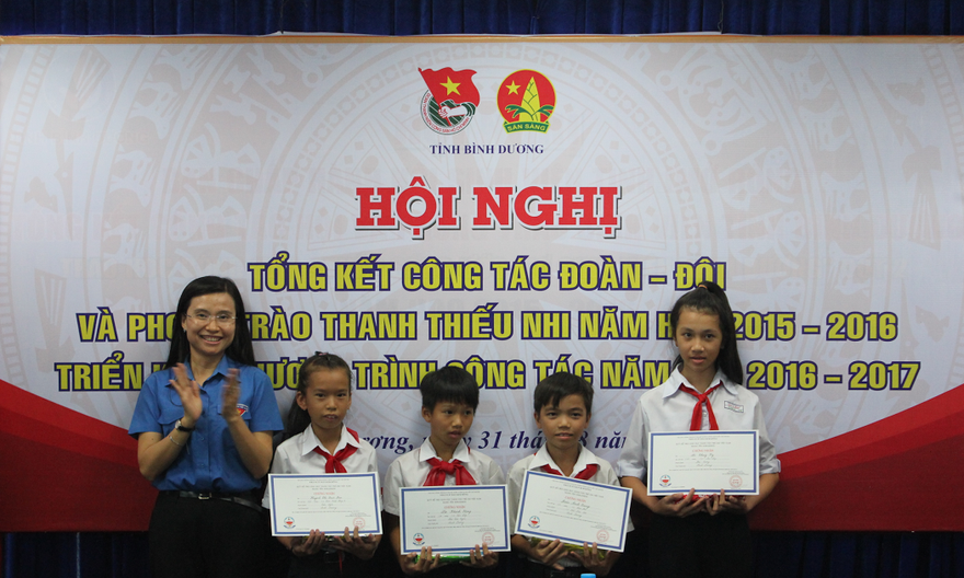 Trao 536 suất học bổng cho học sinh giỏi 63 tỉnh, thành phố