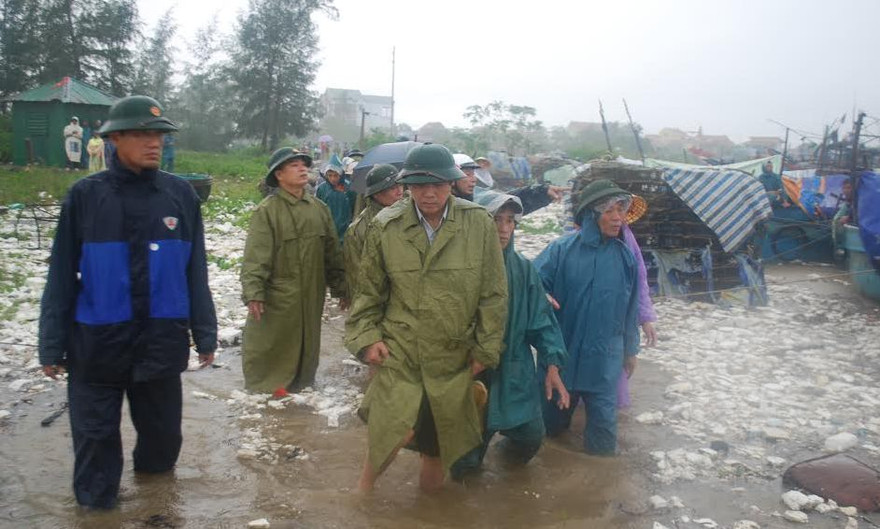 Bí thư Tỉnh ủy Quảng Bình lội lũ cứu dân