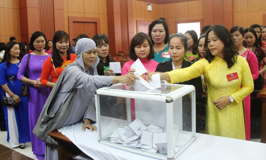 Hàng trăm cán bộ viên chức quyên góp ủng hộ đồng bào bị lũ lụt. Ảnh H. Văn.