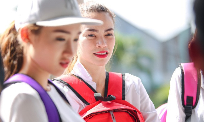 Hồ Ngọc Hà trong một lần đi làm từ thiện.