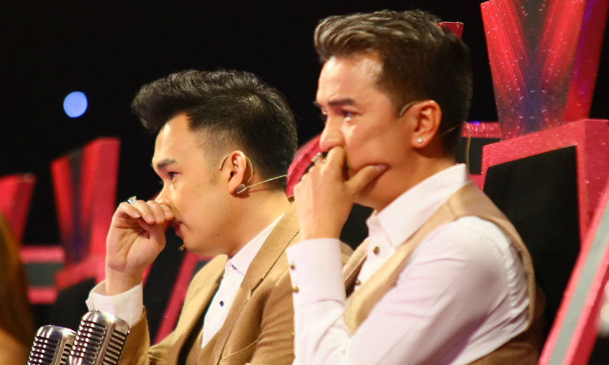 Cẩm Ly ôm mặt khóc trên ghế nóng