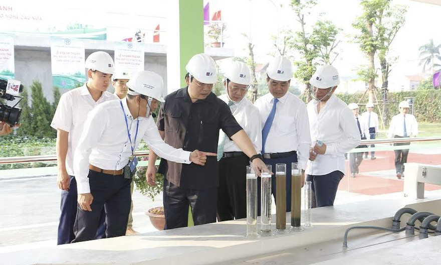 Bí thư Thành ủy Hà Nội Hoàng Trung Hải, Bộ trưởng TNMT Trần Hồng Hà, Chủ tịch UBND TP Hà Nội Nguyễn Đức Chung... kiểm tra quá trình xử lý nước thải.