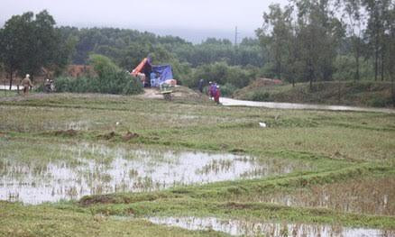 Người dân dựng chòi để tiến hành khâm liệm cho cháu Nguyễn Văn Phong. 