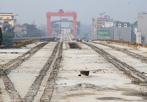 Các phiến dầm được nối thông toàn tuyến dài 13km. Ảnh: Đ.Loan.