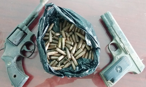 Nhà chức trách thu giữ hai khẩu súng cùng nhiều viên đạn của người dân giao nộp. Ảnh: Phúc Hưng.