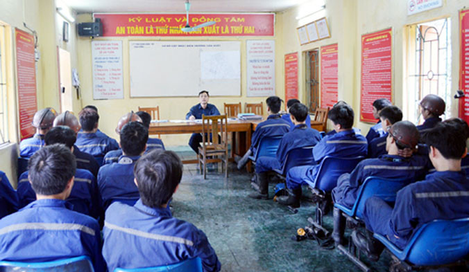 Thợ lò Phân xưởng Khai thác 4, Công ty Than Quang Hanh học ATLĐ trước khi vào ca.