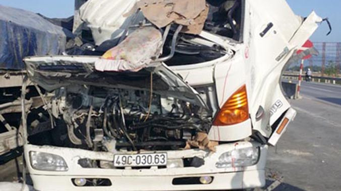  Xe tải biến dạng sau cú tông mạnh vào đuôi đầu kéo. Ảnh: Anh Đức.