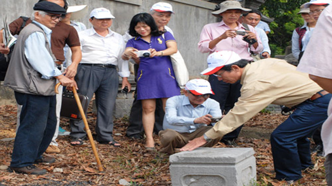 Đoàn các nhà nghiên cứu đi thực địa tại khu vực chùa Thiền Lâm (Thừa Thiên - Huế).