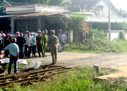 Hiện trường vụ cụ bà bị tàu hỏa tông chết. Ảnh: Thiên Lý.
