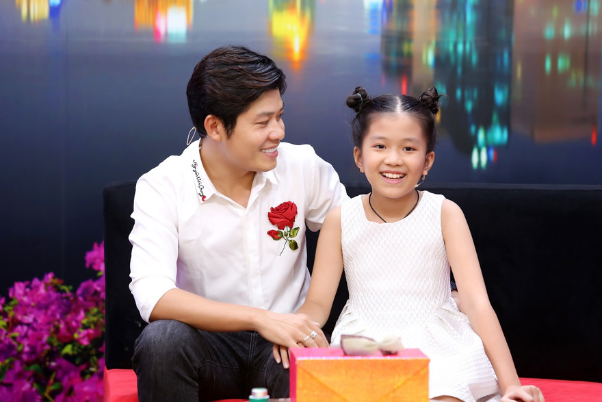 Tác giả của 'Vầng trăng khóc' chấp nhận từ bỏ danh tiếng và tiền bạc vì con