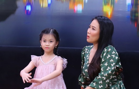 Giọng ca xứ Huế Vân Khánh bị tố chỉ mê phim, không quan tâm con cái