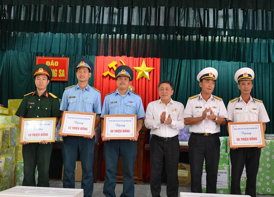 1,7 tỷ được trao tặng cho các chiến sỹ biên giới trong 'Xuân biên cương'