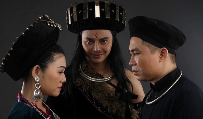 Võ Minh Lâm (Giữa) trong vở Chuyện tình Khâu Vai