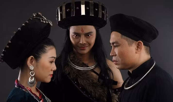 Võ Minh Lâm (Giữa) trong vở Chuyện tình Khâu Vai