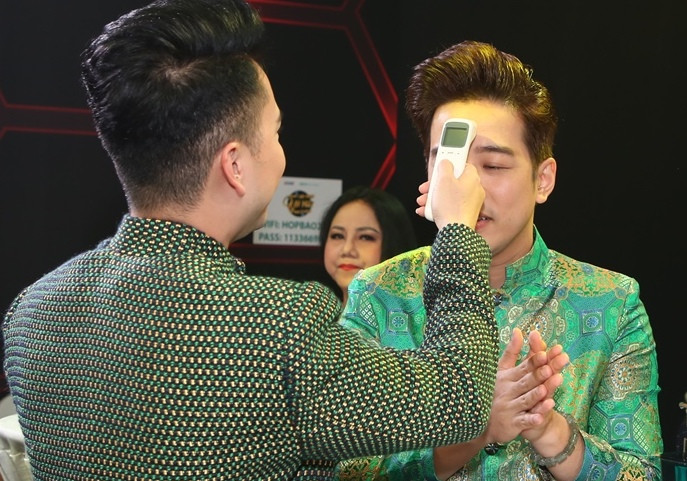 Các nghệ sỹ tự đo thân nhiệt trong họp báo ra mắt chương trình mới