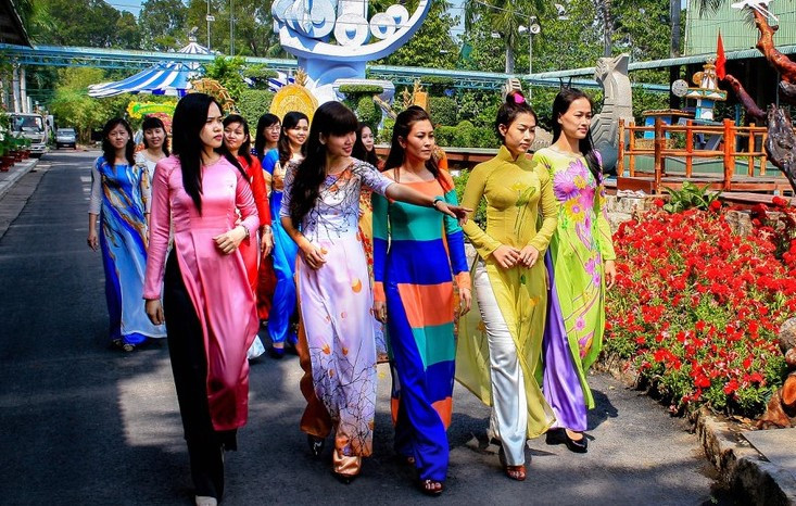 Đầm Sen miễn phí cho du khách nữ trong dịp 8/3