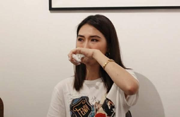 Tường Linh bật khóc khi nói về vụ việc và bố mẹ bị ảnh hưởng nặng nề về tin đồn của cô