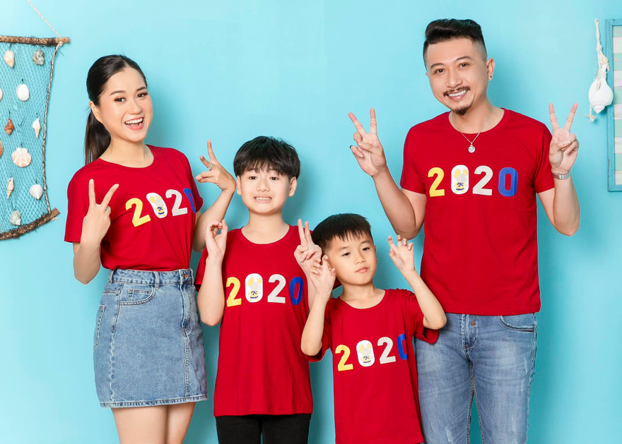 3 cha con Hứa Minh Đạt đọc thơ tặng Lâm Vỹ Dạ nhân ngày 8/3