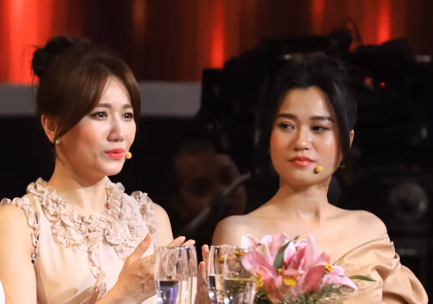 Hari Won và Lâm Vỹ Dạ chia sẻ 'chiêu độc' cho chị em để giữ lửa hôn nhân