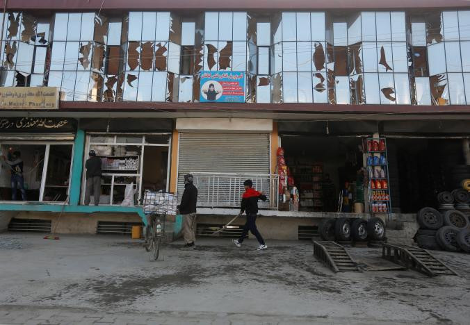 Người dân dọn dẹp sau vụ nổ ngày 1/3. Ảnh: Reuters