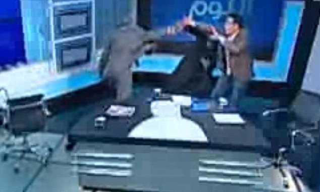 Hai khách mời đánh nhau trên sóng trực tiếp.