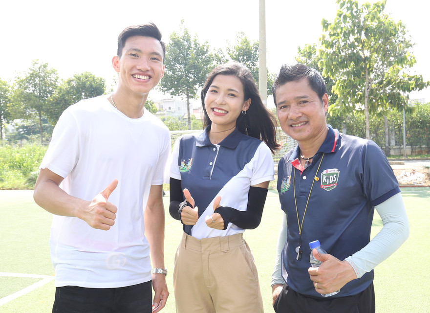 Đoàn Văn Hậu vui chơi và chia sẻ về thời thơ ấu với các cầu thủ nhí 