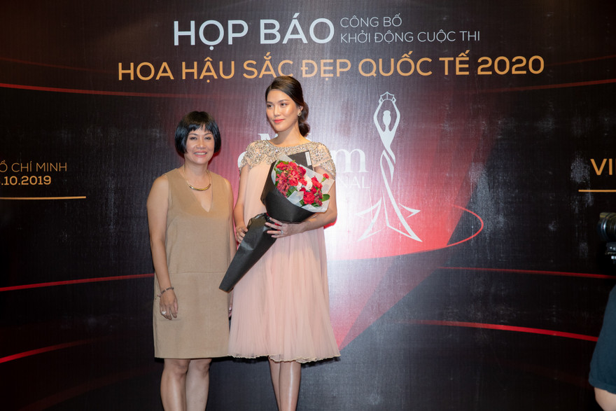 Lan Khuê mang bầu 8 tháng vẫn duyên dáng và nhận lời làm giám khảo Hoa hậu