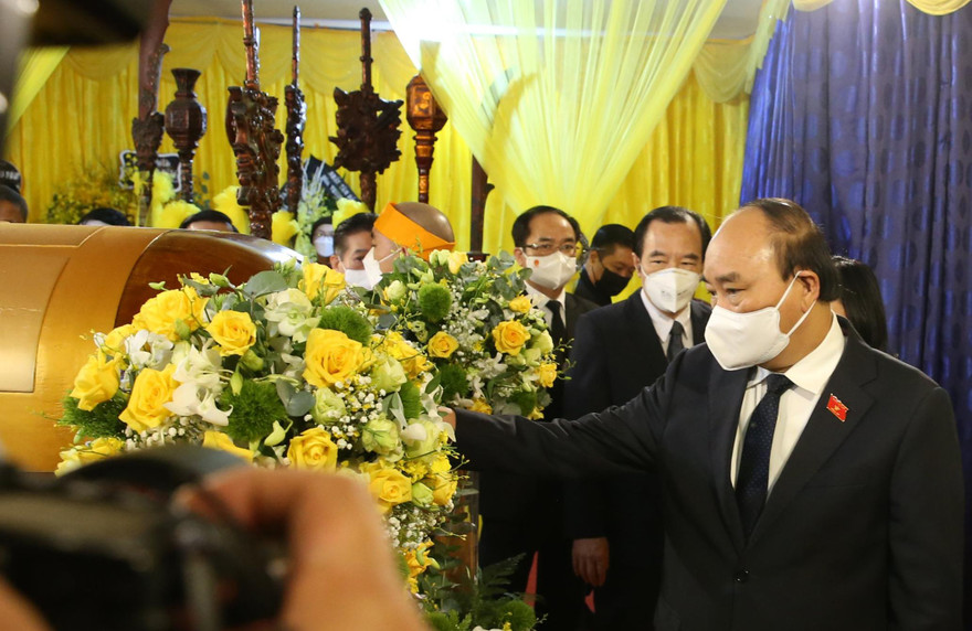 Chủ tịch nước Nguyễn Xuân Phúc viếng Đức Pháp chủ. Ảnh: Kiên Phạm