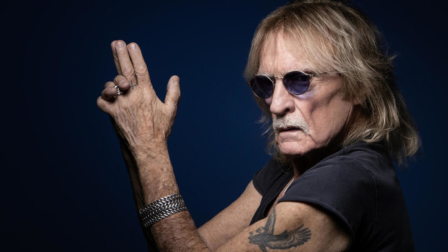 Danh ca người Pháp Christophe qua đời, nguyên nhân gây tranh cãi