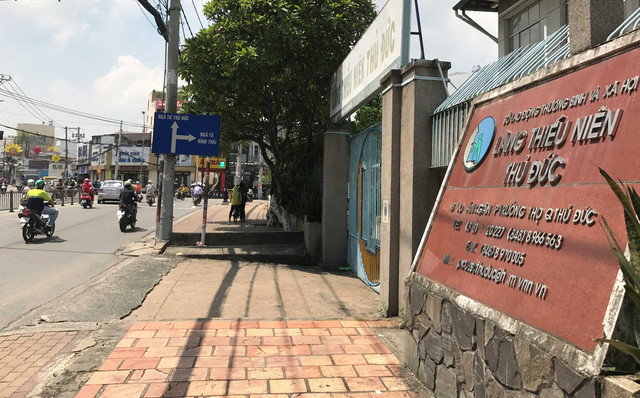 Vỉa hè trên đường Võ Văn Ngân trước cổng LTNTĐ, nơi 2 bé trai nghi bị mẹ bỏ rơi.