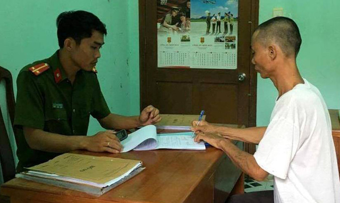 Đối tượng Nguyễn Tỉnh tại cơ quan điều tra. Ảnh C.A.