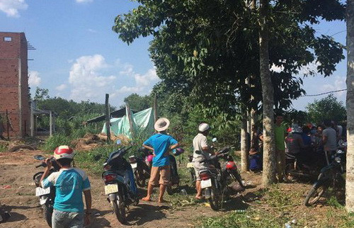 Cảnh sát khám nghiệm hiện trường vụ án. Ảnh: Văn Trăm.