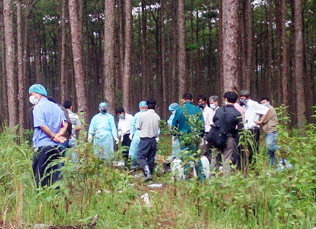 Cơ quan chức năng đang khám nghiệm hiện trường và thi thể.