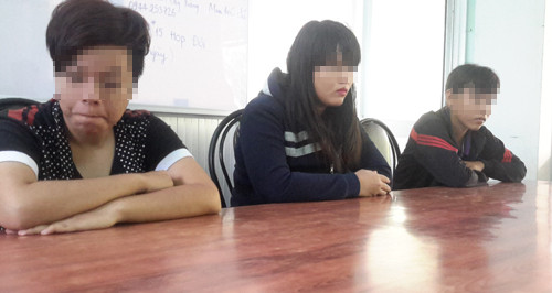 Nhóm thiếu nữ tại cơ quan điều tra. Ảnh: Thúy Phượng.