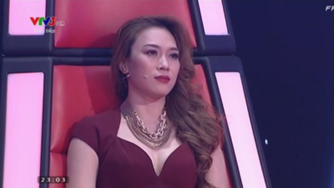 Mỹ Tâm sexy trên ghế nóng liveshow 7. Ảnh chụp màn hình.