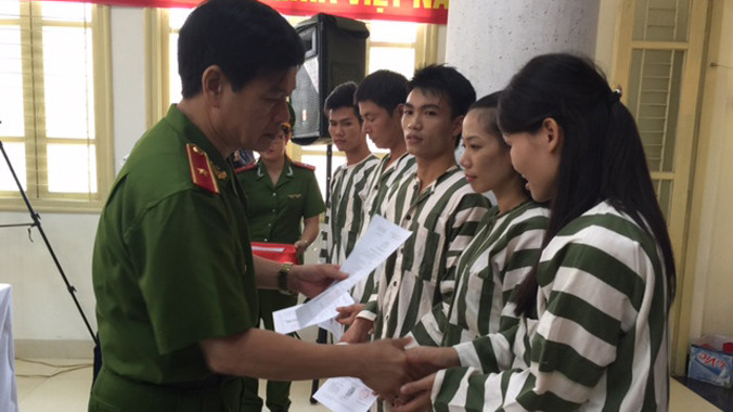 Phạm nhân nhận quyết định đặc xá.