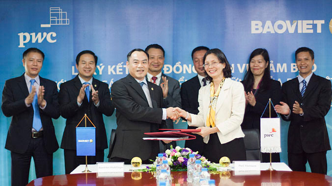 Lãnh đạo Bảo Việt và PwC cùng cơ quan quản lý nhà nước tại lễ ký hợp đồng.