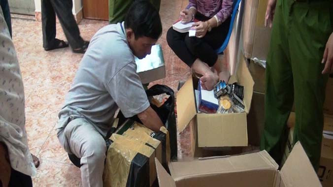 Lực lượng chức năng khám xét tại công ty Xuân Sơn.