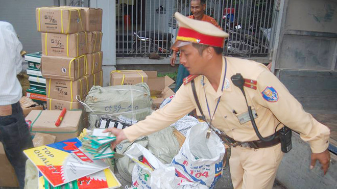 Lực lượng chức năng kiểm kê lô hàng trên xe tải