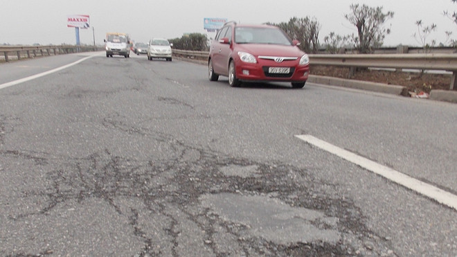 Với 70 triệu đồng/km/năm, nhu cầu vốn khắc phục hư hỏng trên đường Pháp Vân-Cầu Giẽ mới đáp ứng được 50%. Ảnh: Trọng Đảng