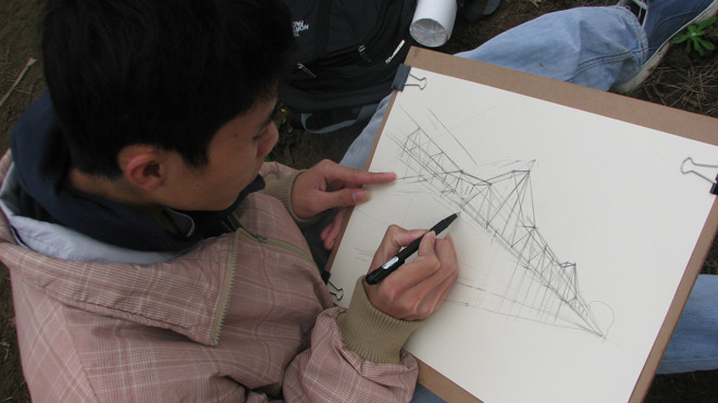 Sinh viên ký họa cầu Long Biên từ bãi giữa sông Hồng. Ảnh: Nguyễn Hà