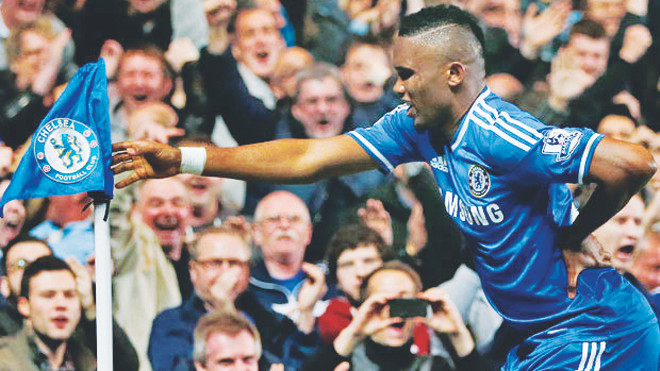 Pha ăn mừng kiểu cụ già chống gậy của Eto’o. Ảnh: Action Images