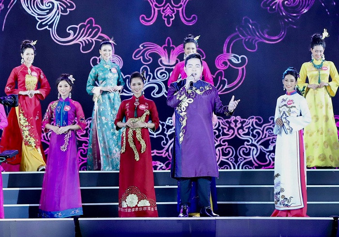 Quang Lê hát liên khúc "Lý mười thương" và "Áo hoa" trong đêm thi “Người đẹp Biển & Người đẹp Du lịch” của Hoa hậu Việt Nam 2018. Ảnh: Hồng Vĩnh