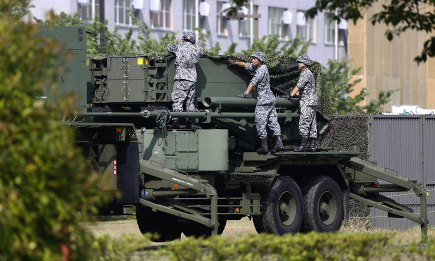 Các thành viên Lực lượng Phòng vệ thiết lập hệ thống tên lửa PAC-3 Patriot vào ngày 21/6, đề phòng trường hợp Triều Tiên thử nghiệm phóng tên lửa đạn đạo. Ảnh: AP